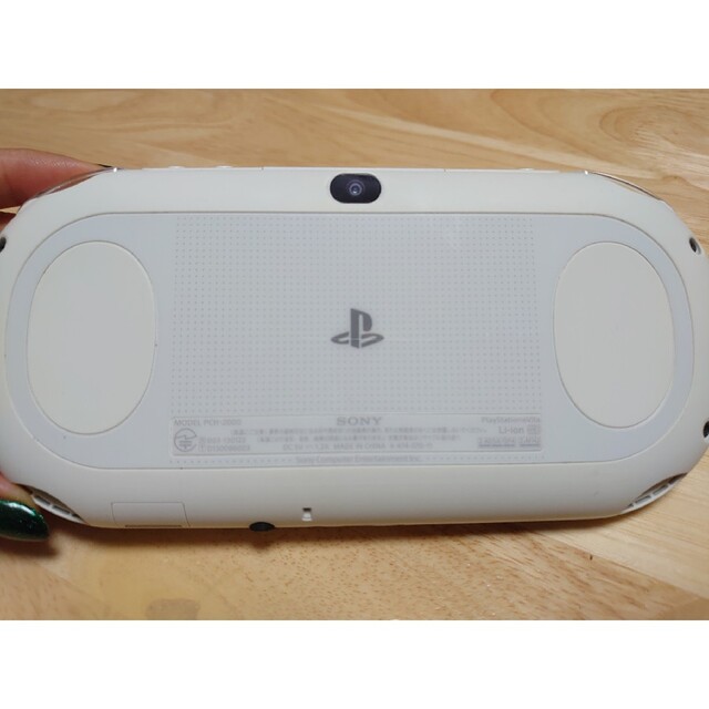 PlayStation Vita(プレイステーションヴィータ)のPlayStation Vita  PCH-2000 +メモリーカード エンタメ/ホビーのゲームソフト/ゲーム機本体(携帯用ゲーム機本体)の商品写真