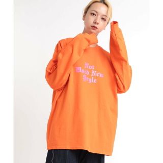 アールエヌエー(RNA)の【オレンジ】M1947 NOT USEDプリントBIG-Tシャツ(カットソー(長袖/七分))