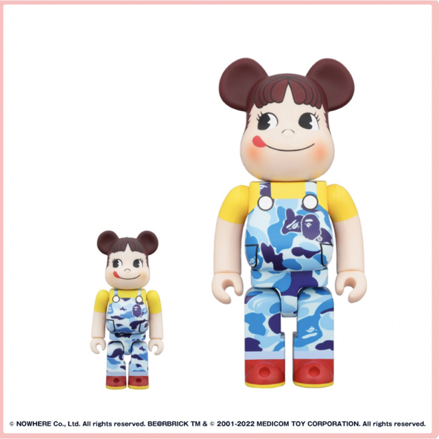 不二家(フジヤ)のBE@RBRICK BAPE(R) ペコちゃん 100％ & 400％ ブルー エンタメ/ホビーのおもちゃ/ぬいぐるみ(キャラクターグッズ)の商品写真
