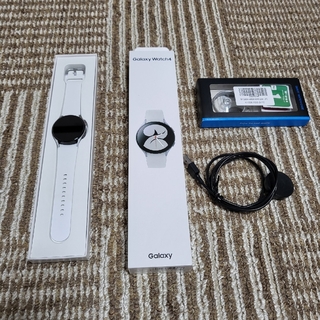 ギャラクシー(Galaxy)の【美品】希少色 Galaxy Watch4 シルバー　40mm　予備ベルト多数(腕時計(デジタル))