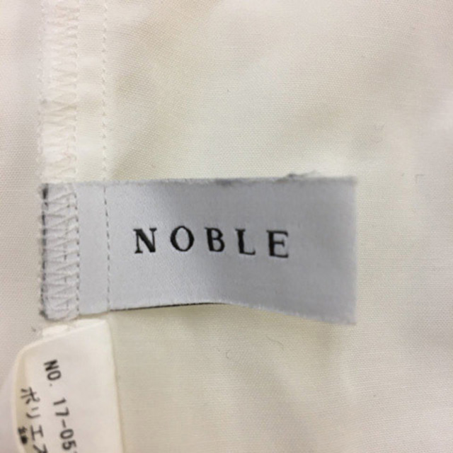 Noble(ノーブル)のノーブル NOBLE ブラウス プルオーバー Vネック 無地 長袖 白 レディースのトップス(シャツ/ブラウス(長袖/七分))の商品写真