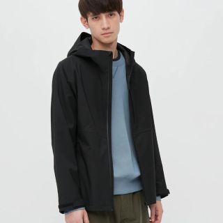 ユニクロ(UNIQLO)の美品 ユニクロ ブロックテックパーカ ダークグレー(マウンテンパーカー)