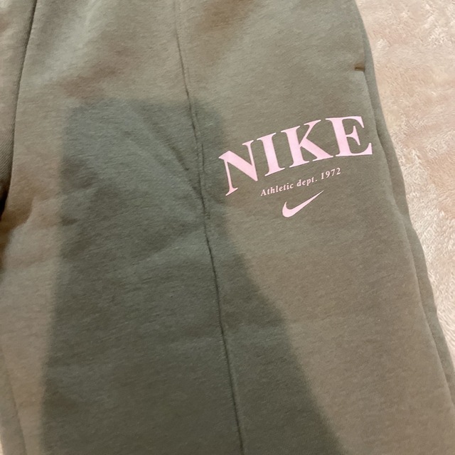 NIKE(ナイキ)のNIKE 新品未使用女児150サイズM 裏起毛スエット レディースのルームウェア/パジャマ(その他)の商品写真