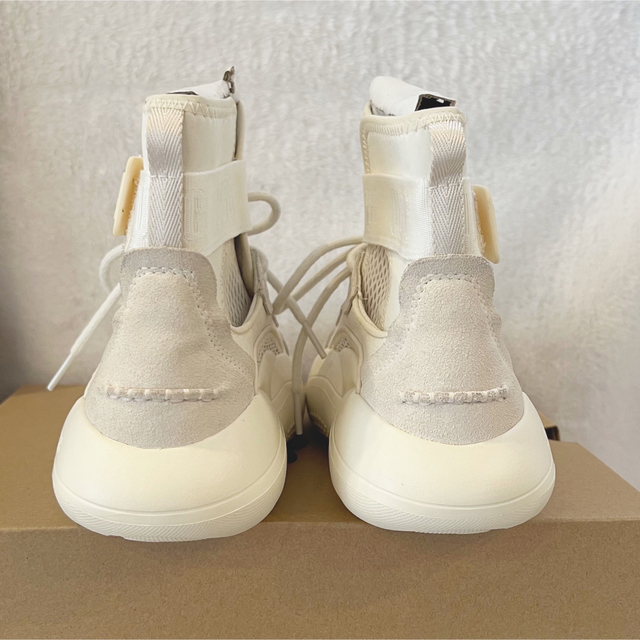 早割 【入手困難・希少】《UGG》新品 LA CLOUD HI 白 22.5cm