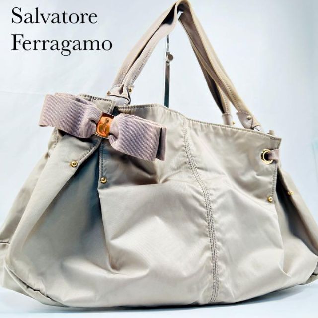 Salvatore Ferragamo(サルヴァトーレフェラガモ)のフェラガモ トートバッグ ヴァラリボン ベージュ A4収納・肩掛け可能 レディースのバッグ(トートバッグ)の商品写真