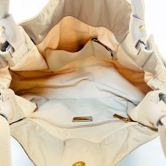 Salvatore Ferragamo(サルヴァトーレフェラガモ)のフェラガモ トートバッグ ヴァラリボン ベージュ A4収納・肩掛け可能 レディースのバッグ(トートバッグ)の商品写真