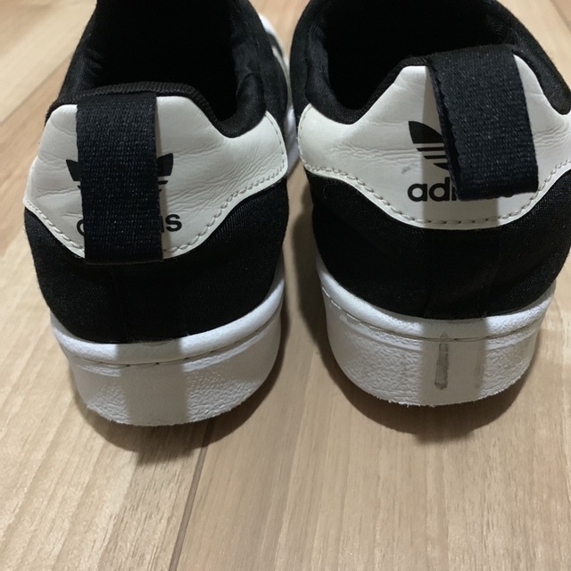 adidas(アディダス)のアディダス  スニーカー キッズ/ベビー/マタニティのキッズ靴/シューズ(15cm~)(スニーカー)の商品写真