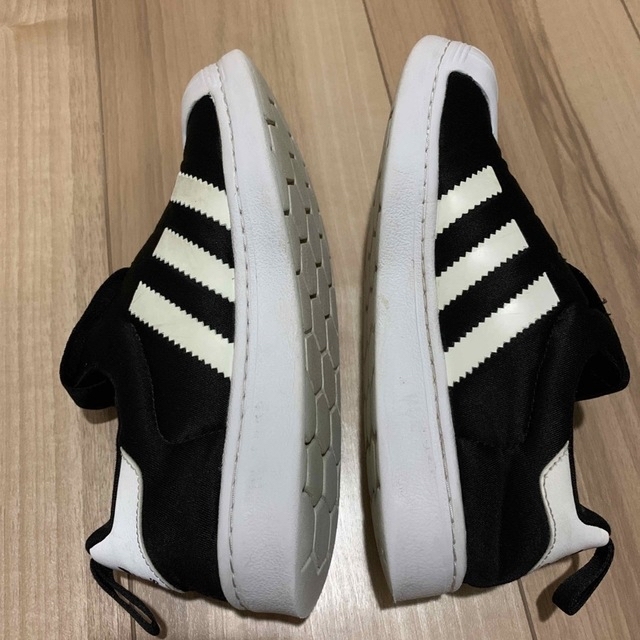 adidas(アディダス)のアディダス  スニーカー キッズ/ベビー/マタニティのキッズ靴/シューズ(15cm~)(スニーカー)の商品写真