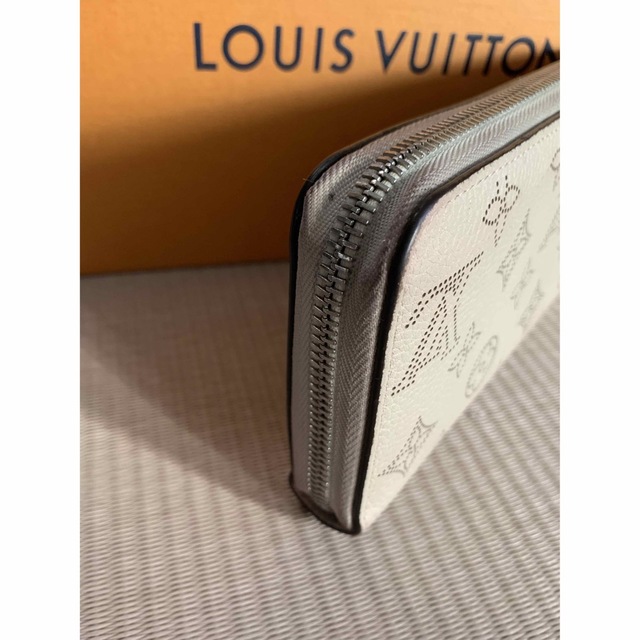 LOUIS VUITTON(ルイヴィトン)のVUITTON ルイヴィトン　マヒナ　ジッピーウォレット　イヴォワール　送料込み レディースのファッション小物(財布)の商品写真