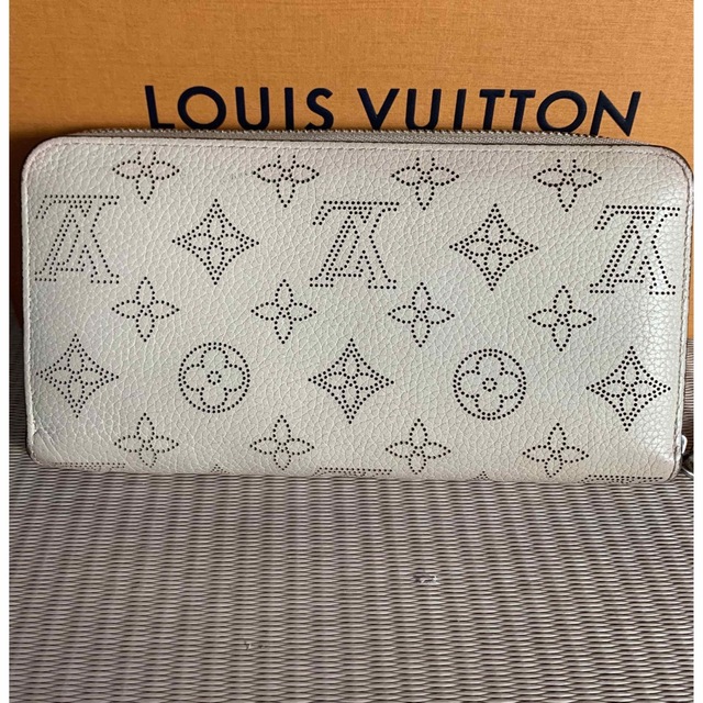 LOUIS VUITTON(ルイヴィトン)のVUITTON ルイヴィトン　マヒナ　ジッピーウォレット　イヴォワール　送料込み レディースのファッション小物(財布)の商品写真