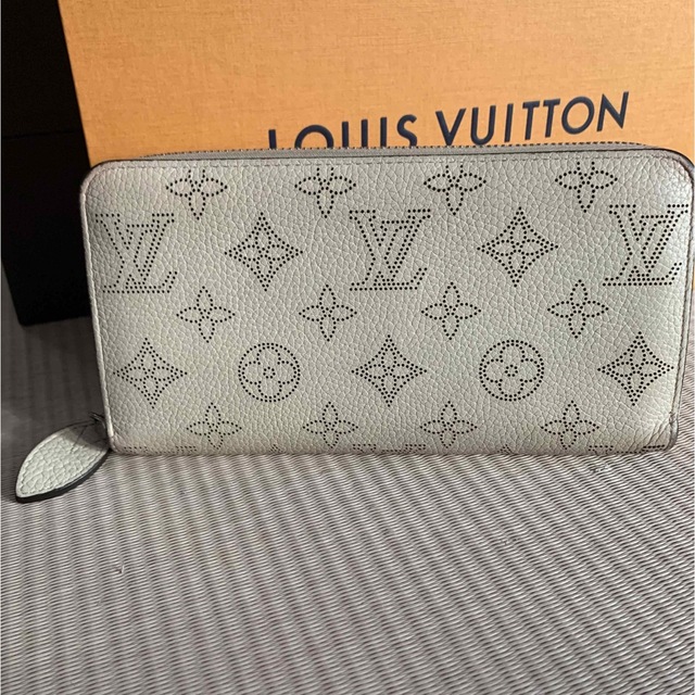 LOUIS VUITTON(ルイヴィトン)のVUITTON ルイヴィトン　マヒナ　ジッピーウォレット　イヴォワール　送料込み レディースのファッション小物(財布)の商品写真
