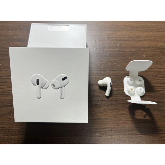 Apple(アップル)のair pods pro L 左 片耳 スマホ/家電/カメラのオーディオ機器(ヘッドフォン/イヤフォン)の商品写真