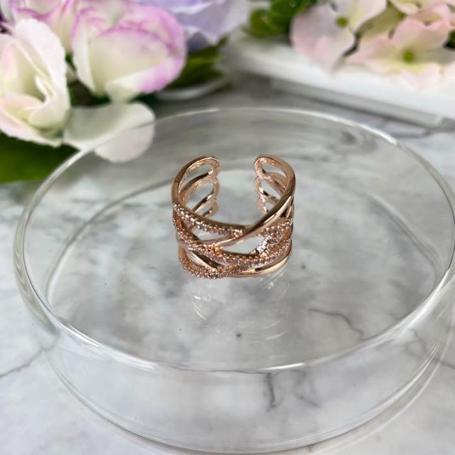 【新品】リング F　デザインリング ローズゴールド 編み込み  プレゼント 指輪 レディースのアクセサリー(リング(指輪))の商品写真
