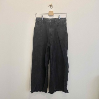 ジーユー(GU)のGU | wide cutoff jeans black(デニム/ジーンズ)