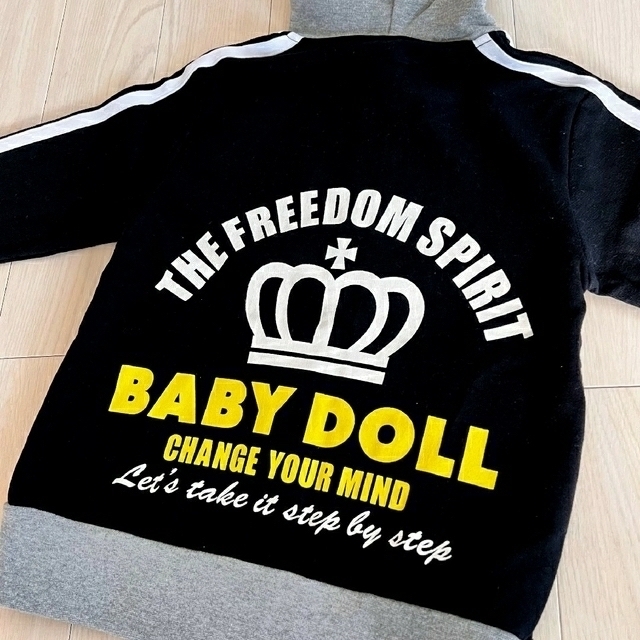 BABYDOLL(ベビードール)の【新品】BABY DOLL ワッペンいっぱいパーカー 130 王冠 トレーナー キッズ/ベビー/マタニティのキッズ服男の子用(90cm~)(ジャケット/上着)の商品写真