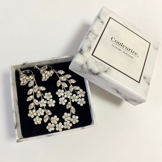 ヴェラウォン(Vera Wang)の【美品】Couleurire スワロフスキーイヤリング　ウエディング(イヤリング)