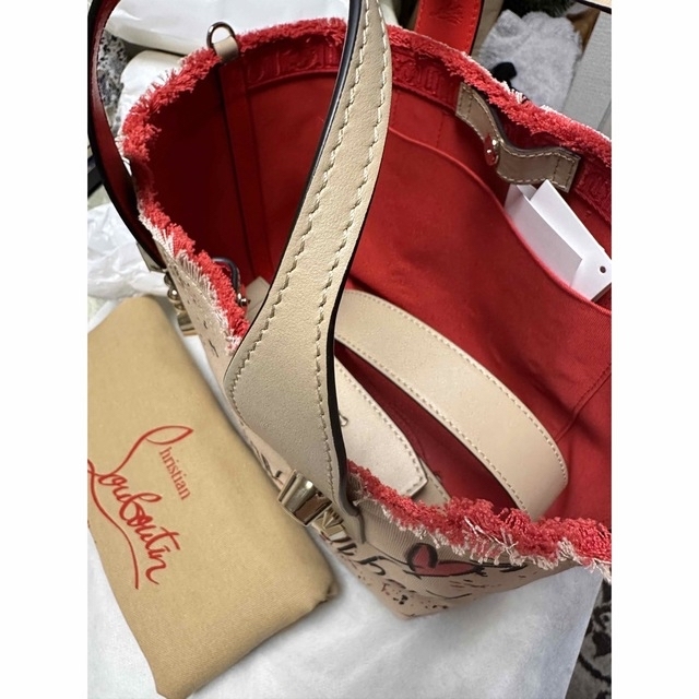 Christian Louboutin(クリスチャンルブタン)のyuki様❤️クリスチャンルブタン　2022AW ショルダーバッグベージュ レディースのバッグ(ショルダーバッグ)の商品写真