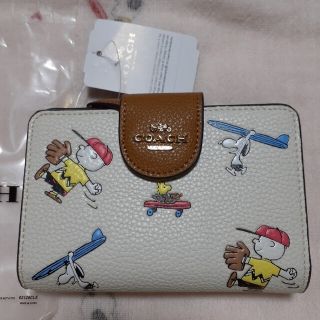 コーチ(COACH)のCOACH　peanutsコラボ　スヌーピー　二つ折り財布　新品未使用(財布)