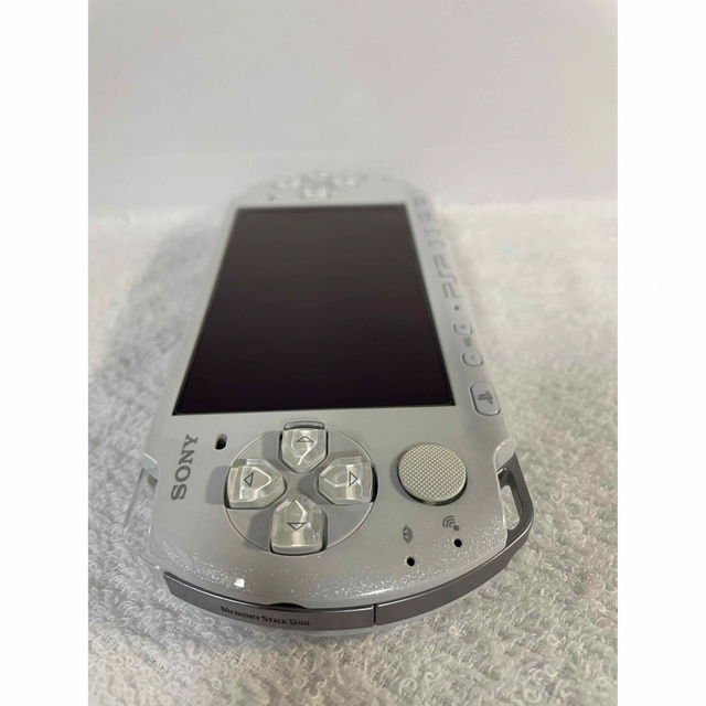 PlayStation Portable(プレイステーションポータブル)の☆良品☆　PSP-3000  パールホワイト エンタメ/ホビーのゲームソフト/ゲーム機本体(携帯用ゲーム機本体)の商品写真