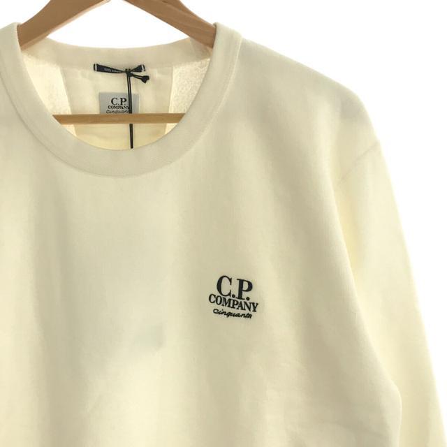 C.P. Company(シーピーカンパニー)の【新品】  C.P. COMPANY / シーピーカンパニー | 2021AW | 50周年記念モデル Cotton Cinquanta Sweatshirt マーセライズ加工 刺繡ロゴ コットン クルーネック スウェット プルオーバー トレーナー | XL | ホワイト | メンズ メンズのトップス(スウェット)の商品写真