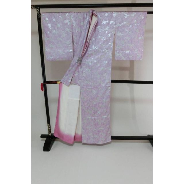 Ａお仕立て上がり正絹小紋　桜色、銀色地に花柄 レディースの水着/浴衣(着物)の商品写真