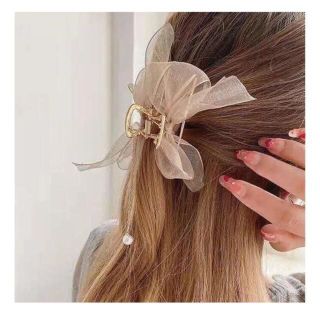 新品　ベージュ　パールチェーン　リボン　ヘアアクセサリー　髪留め　ゴールド(バレッタ/ヘアクリップ)