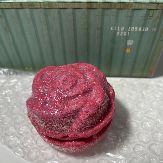 LUSH(ラッシュ)のLUSH バスボム ローズジャム コスメ/美容のボディケア(入浴剤/バスソルト)の商品写真