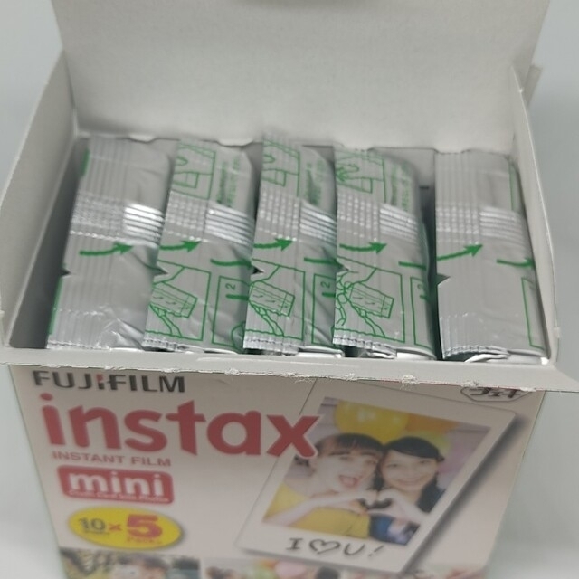 富士フイルム(フジフイルム)のチェキ　　instax mini8　富士フイルム　50枚付 スマホ/家電/カメラのカメラ(フィルムカメラ)の商品写真