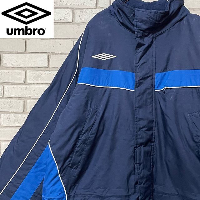 UMBRO(アンブロ)のレア 古着 UMBRO ロングダウン 中綿 ロゴ刺繍入り ネイビー＆ブルー M メンズのジャケット/アウター(ナイロンジャケット)の商品写真