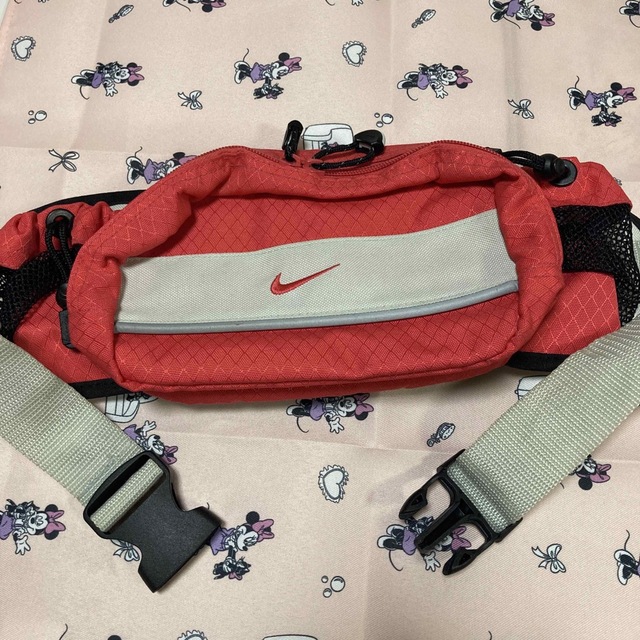 NIKE(ナイキ)の匿名配送⭕️NIKE ウエストポーチ ボディバッグ レディースのバッグ(ボディバッグ/ウエストポーチ)の商品写真