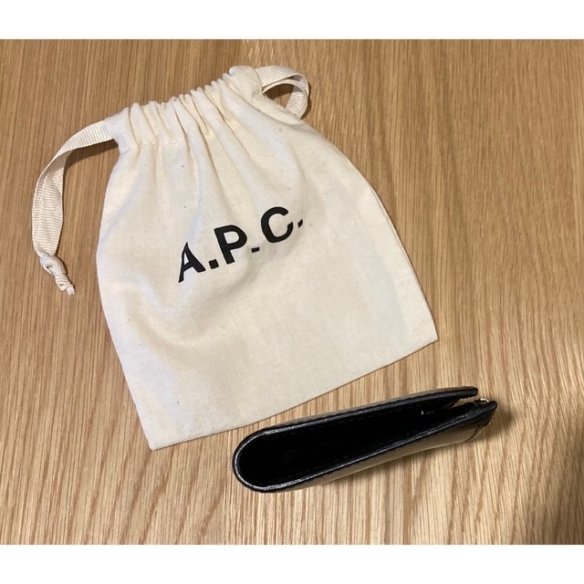 A.P.C(アーペーセー)のA.P.C 財布　黒　薄くて軽くてコンパクト レディースのファッション小物(財布)の商品写真