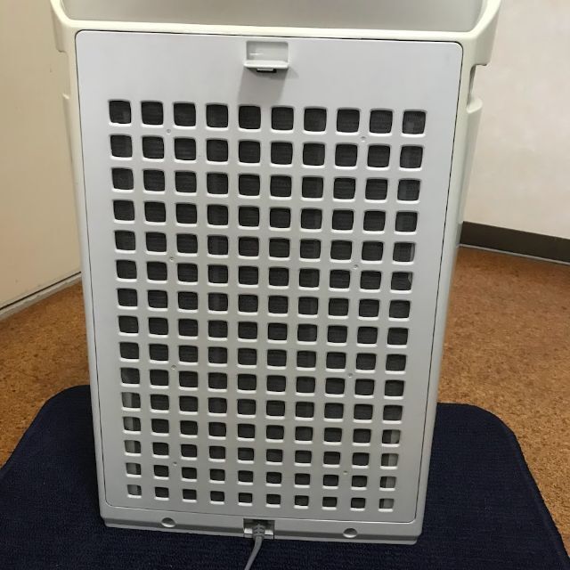 SHARP(シャープ)の空気清浄機　プラズマクラスター　SHARP FU-E51-W スマホ/家電/カメラの生活家電(空気清浄器)の商品写真