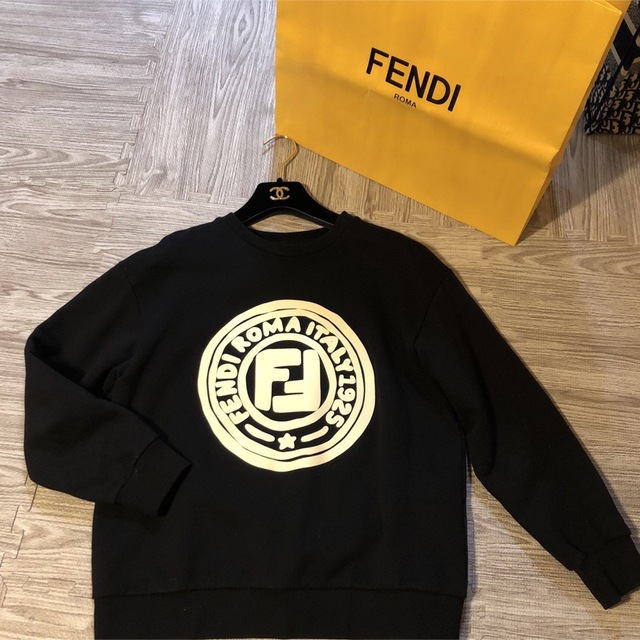 FENDI(フェンディ)のにこにこここ様専用FENDIキッズ　トレーナーパーカー レディースのトップス(トレーナー/スウェット)の商品写真