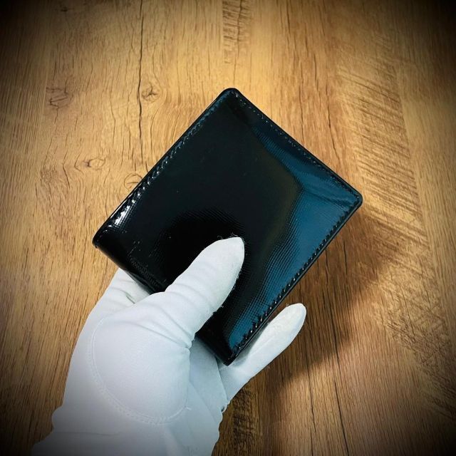 パテントレザー メンズ財布 折財布 カード10枚 コンパクト エナメル ブラック メンズのファッション小物(折り財布)の商品写真
