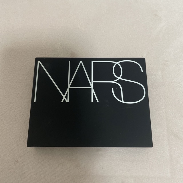 NARS(ナーズ)のNARS ライトリフレクティングセッティングパウダー　プレスト　N コスメ/美容のベースメイク/化粧品(フェイスパウダー)の商品写真