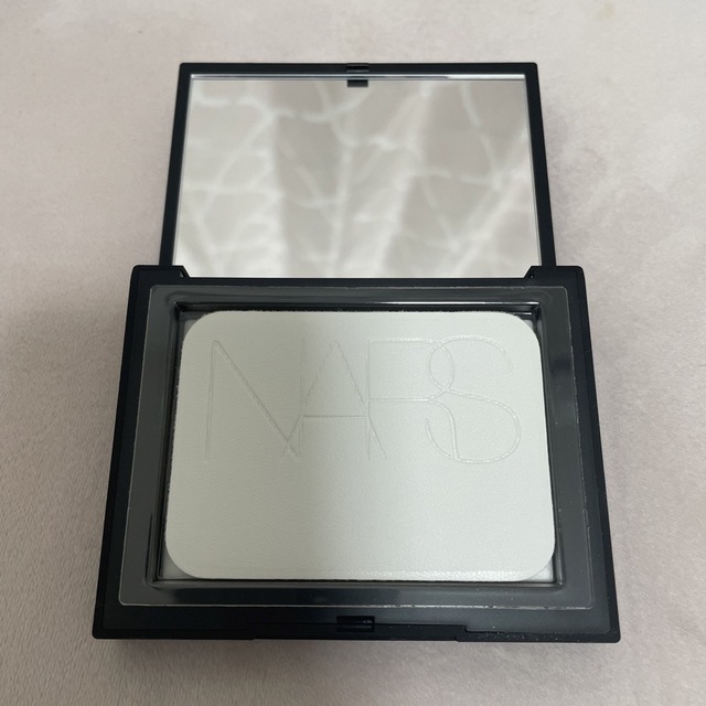 NARS(ナーズ)のNARS ライトリフレクティングセッティングパウダー　プレスト　N コスメ/美容のベースメイク/化粧品(フェイスパウダー)の商品写真