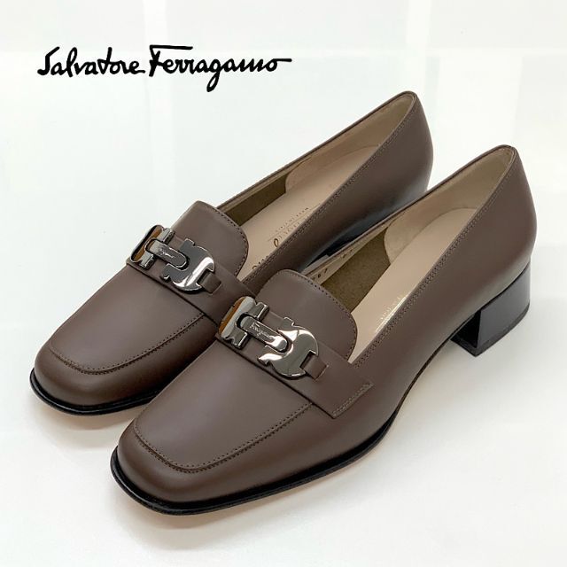 Salvatore Ferragamo(サルヴァトーレフェラガモ)の5562 未使用 フェラガモ レザー ガンチーニ ローファー ブラウン レディースの靴/シューズ(ローファー/革靴)の商品写真
