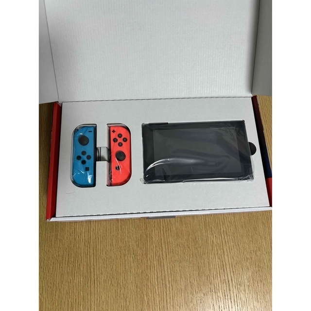 Nintendo Switch(ニンテンドースイッチ)のNintendo Switch 本体　ネオンブルー/ネオンレッド エンタメ/ホビーのゲームソフト/ゲーム機本体(家庭用ゲーム機本体)の商品写真
