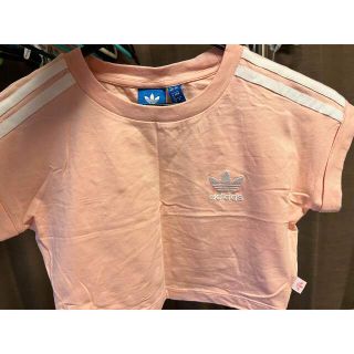 アディダス(adidas)のadidas ショート丈　トップス　(Tシャツ(半袖/袖なし))