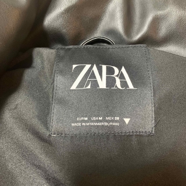 ZARA(ザラ)のフェイクレザー　ダウンベスト レディースのジャケット/アウター(ダウンベスト)の商品写真