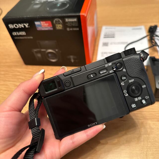 SONY(ソニー)の※麺屋まんぞ→さん専用SONY α6400 ズームレンズキット 予備バッテリー付 スマホ/家電/カメラのカメラ(ミラーレス一眼)の商品写真