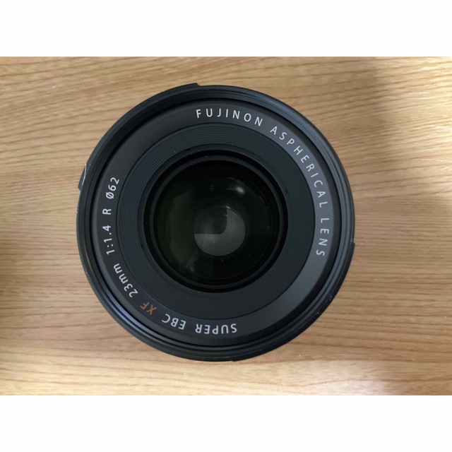 富士フイルム(フジフイルム)のFUJIFILM XF23mm f1.4 R スマホ/家電/カメラのカメラ(レンズ(単焦点))の商品写真