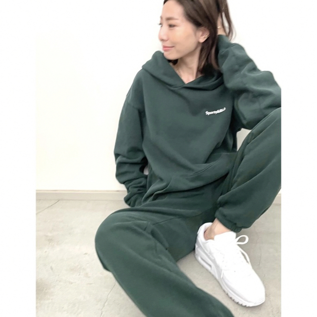 【Sporty＆Rich】SERIF LOGO HOODIE