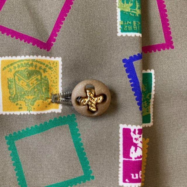 Lochie(ロキエ)の昭和レトロ切手柄ブラウス丸襟カラフルガーリー古着 レディースのトップス(シャツ/ブラウス(長袖/七分))の商品写真
