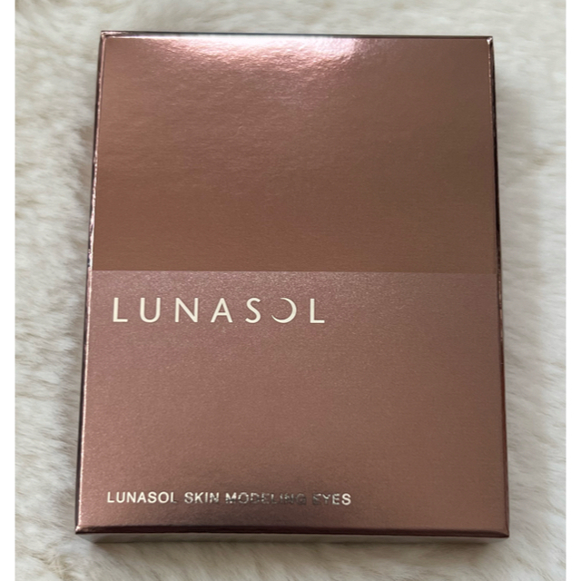 LUNASOL(ルナソル)の【新品】ルナソルのスキンモデルアイズ　beige beige コスメ/美容のベースメイク/化粧品(アイシャドウ)の商品写真