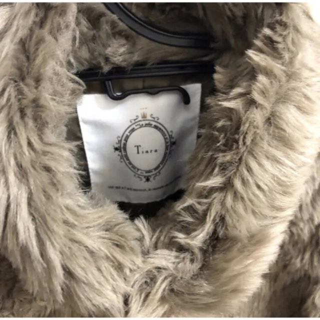 tiara(ティアラ)の価格相談可能　再値下げ中　Tiara ファー　コート　ティアラ レディースのジャケット/アウター(毛皮/ファーコート)の商品写真