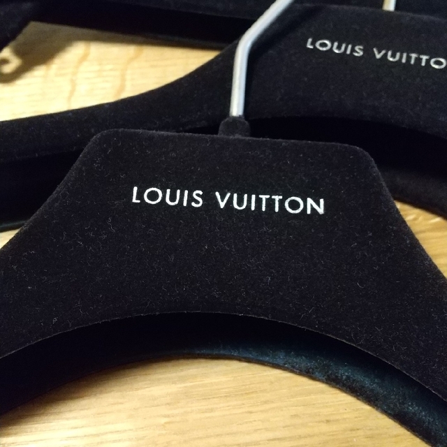 LOUIS VUITTON(ルイヴィトン)のハンガー (ルイヴィトン) 🍀3本セット インテリア/住まい/日用品の収納家具(押し入れ収納/ハンガー)の商品写真