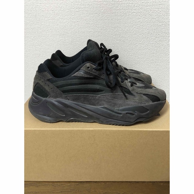 adidas(アディダス)のADIDAS YEEZY BOOST 700 V2 VANTA 26.0cm メンズの靴/シューズ(スニーカー)の商品写真