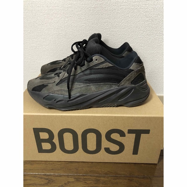 adidas(アディダス)のADIDAS YEEZY BOOST 700 V2 VANTA 26.0cm メンズの靴/シューズ(スニーカー)の商品写真