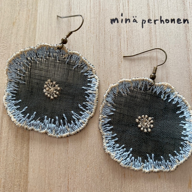 mina perhonen(ミナペルホネン)のjelly flowerグリーン　ミナペルホネン　ピアス　イヤリングへの変更不可 ハンドメイドのアクセサリー(ピアス)の商品写真